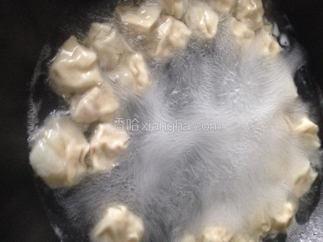 锅里水烧开后放入小馄钝，用漏勺轻轻推动馄钝。大火煮开几分钟后稍微加一点冷水继续煮开，就可以关火了。