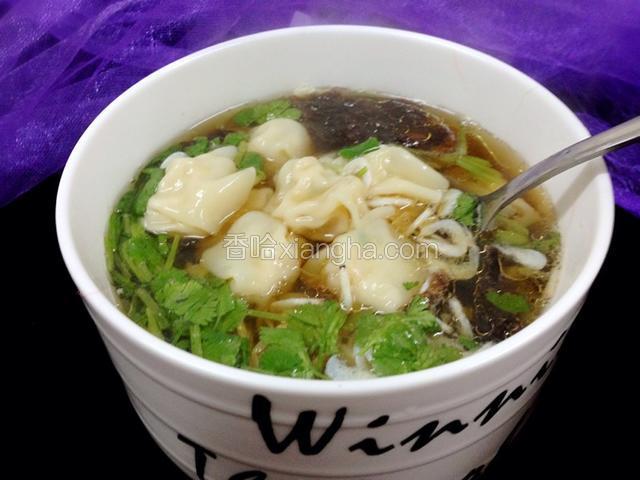 捞出馄钝装碗，加入虾皮和香菜。