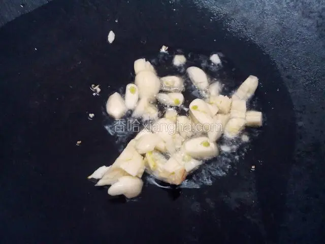 炒锅烧热，把蒜碎放进炒干水份，倒入适量的油。