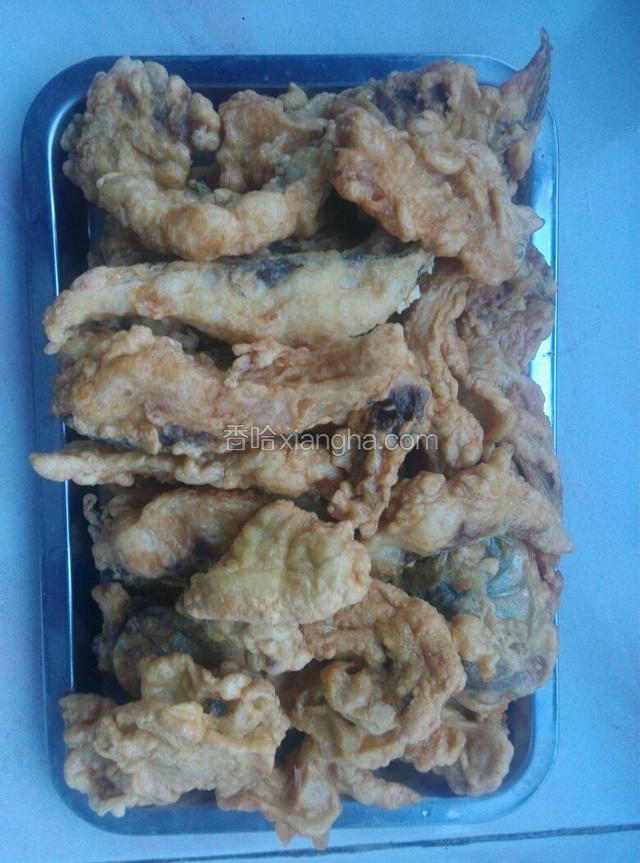 起锅后的鱼和老豆腐，已经呈金黄色了；现在锅内加水，把黄豆芽焯一下，然后起锅。把黄豆芽均匀的铺在盘子底部。