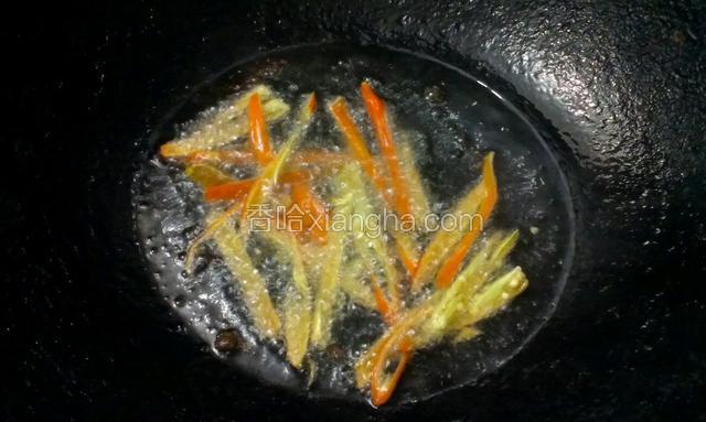 炒锅烧热倒油，下红椒丝编炒一下
