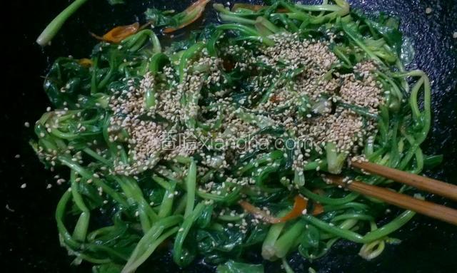 放盐和芝麻，一点鸡精，翻炒均匀