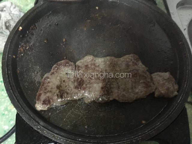 煎牛排：油一定要烧热，油烧热后放入油，放入牛排煎三分钟，翻面再煎三分钟，也就是正反面各煎三分钟。（备注：我是用电饼档煎的，大家也可用平底锅煎，煎的时间常重要，时间长了会老，个人认为油烧热后每面煎三分钟就可以了，非常嫩，当然了大家也可根据自己牛排的大小决定煎的时间。）