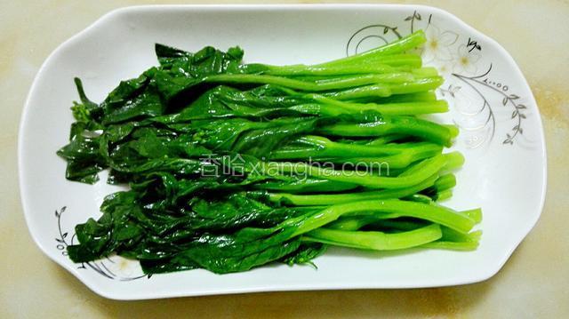 把烫好的菜摆盘