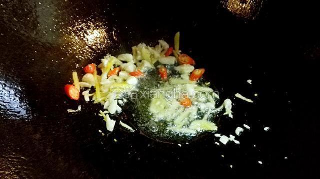 放油把姜，蒜，辣椒炒香
