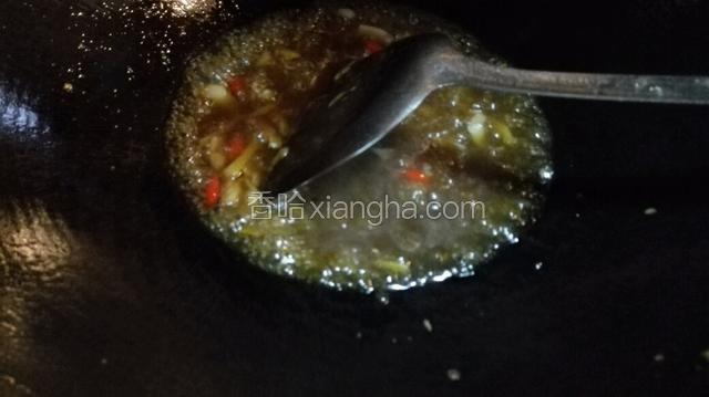 用碗放150克的水对一小勺的生粉，放盐，鸡精，酱油勾芡