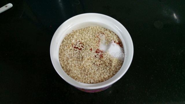 将白芝麻，盐加入辣椒面里，如图