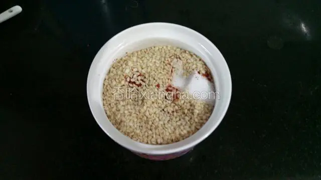 将白芝麻，盐加入辣椒面里，如图