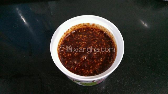 油热后，把火关了，停一下，用小勺取出锅里的油倒入辣椒面里搅匀！