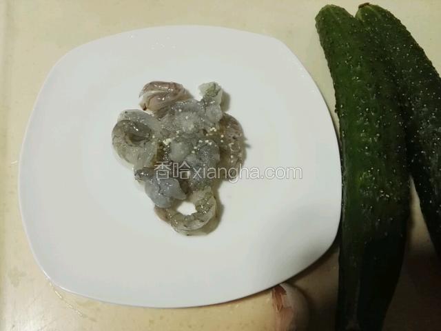 加入两滴油，盐，鸡精一起腌5分钟。