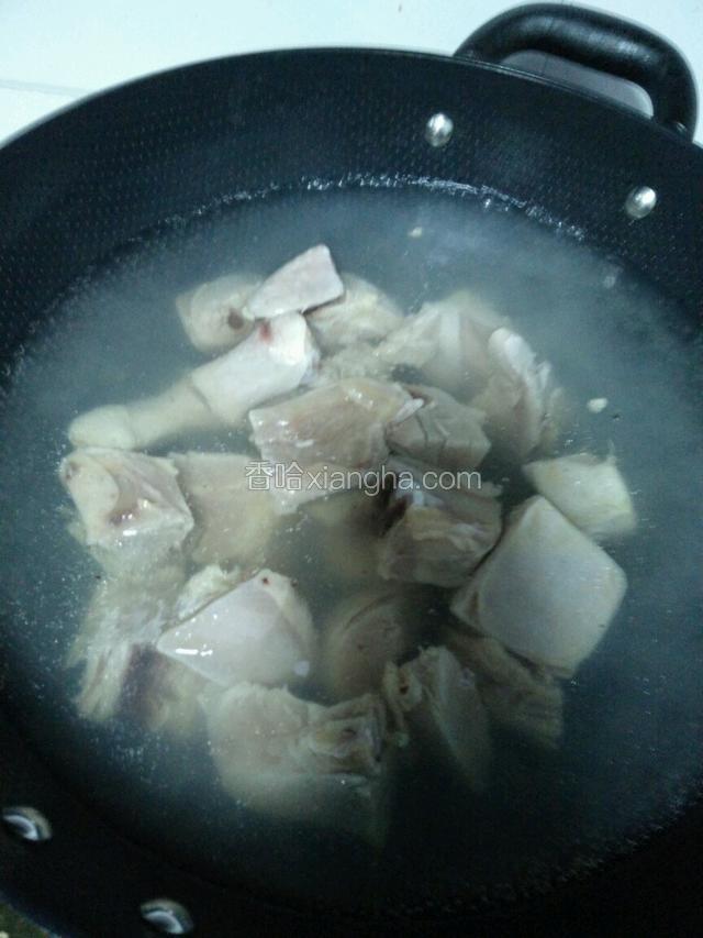 锅内热水，放入鸡腿
