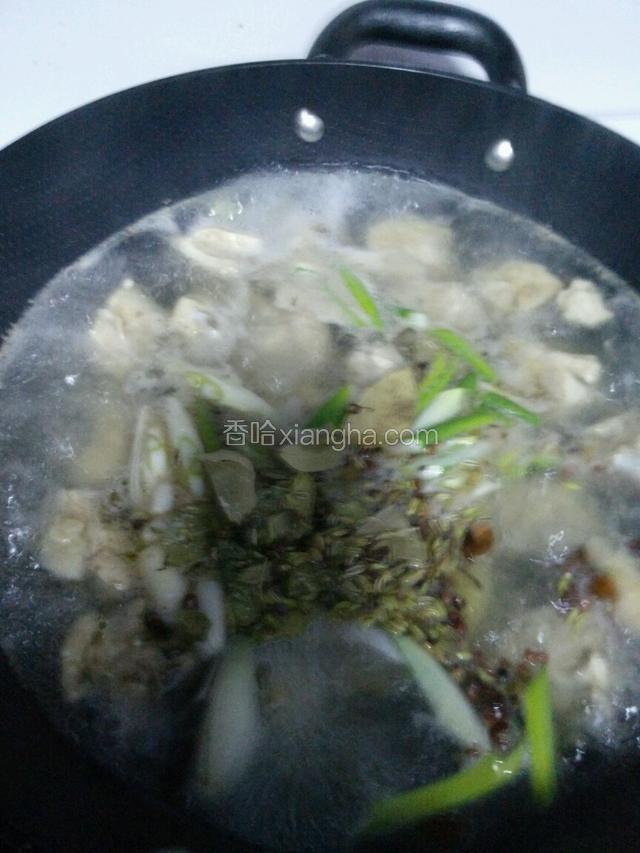 放入姜葱，料酒，生抽，盐，八角，花椒，继续煮