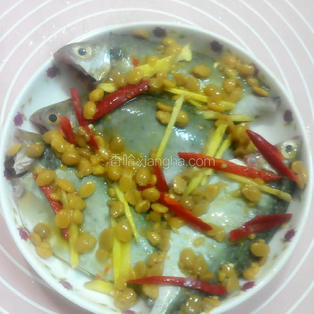 把辅料加一起，放在上面，放均匀点，
