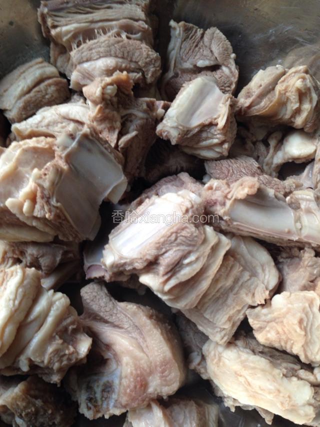 羊肉洗净，焯水，再洗净。沥干水分备用。