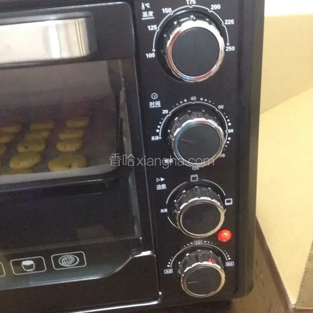 烤箱175度预热，中层25分钟，注意观察表层颜色