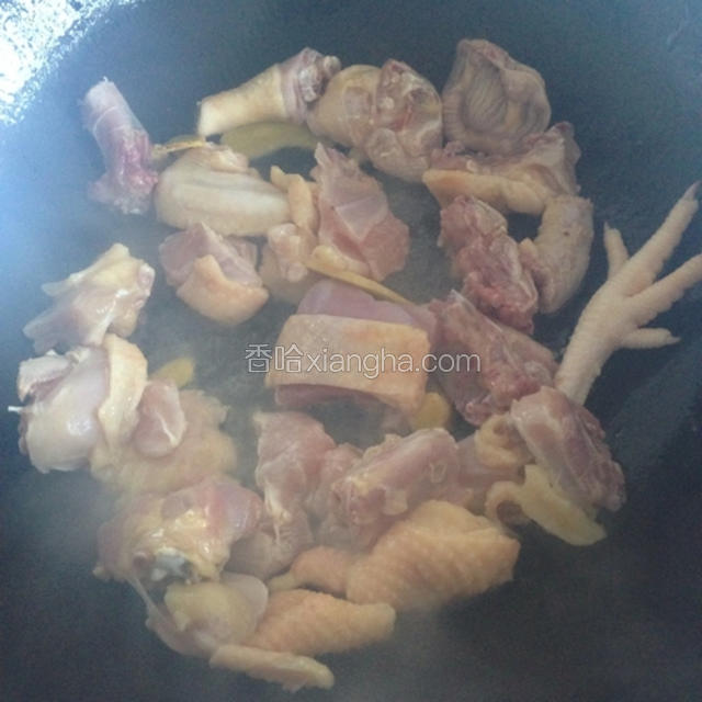 下入鸡肉翻炒出油，炒呀炒的油出来了