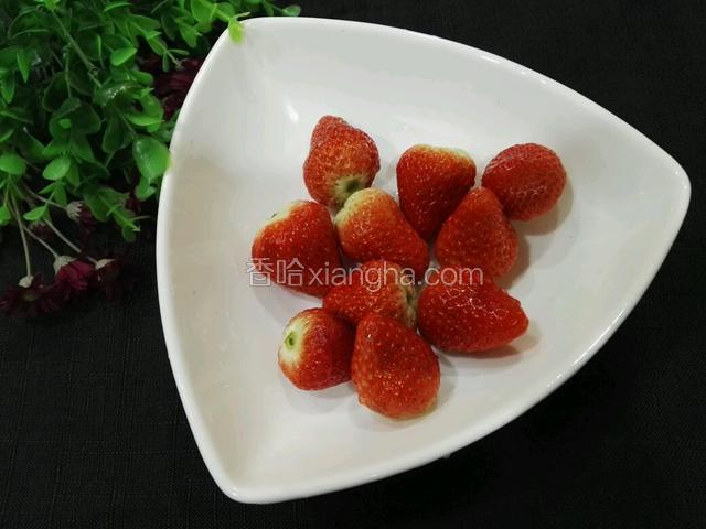 草莓加入适量盐洗干净备用。
