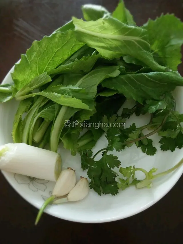 葱蒜，青菜，香菜洗干净备用。