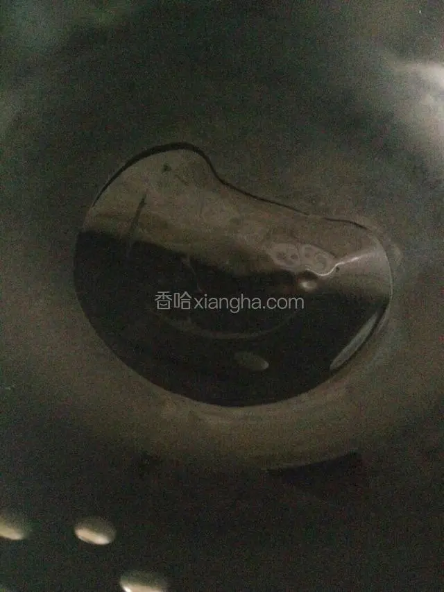 锅内加入油，五成热。