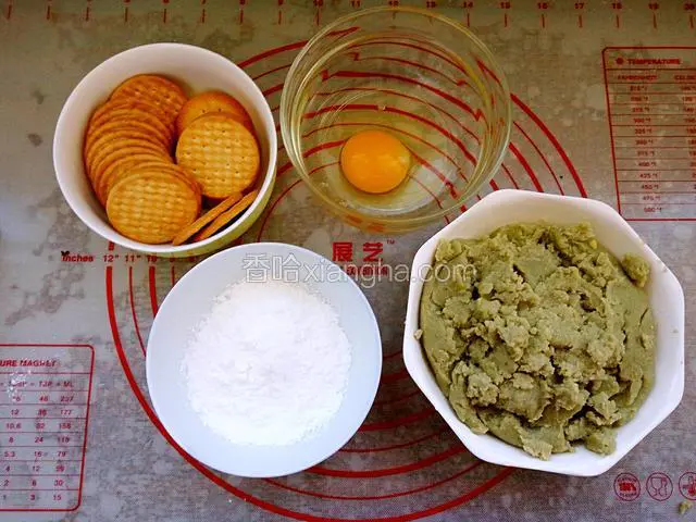 准备食材，绿豆沙提前做好备用，饼干用富丽饼干就行，玉米淀粉和鸡蛋备齐