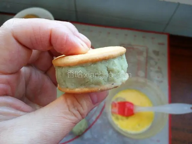 上下对齐夹住绿豆沙