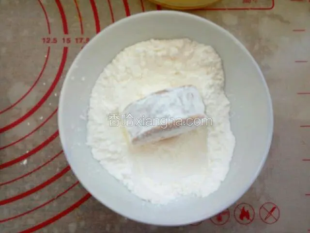 然后分个沾均玉米淀粉