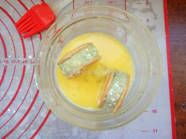 在均匀裹上鸡蛋液