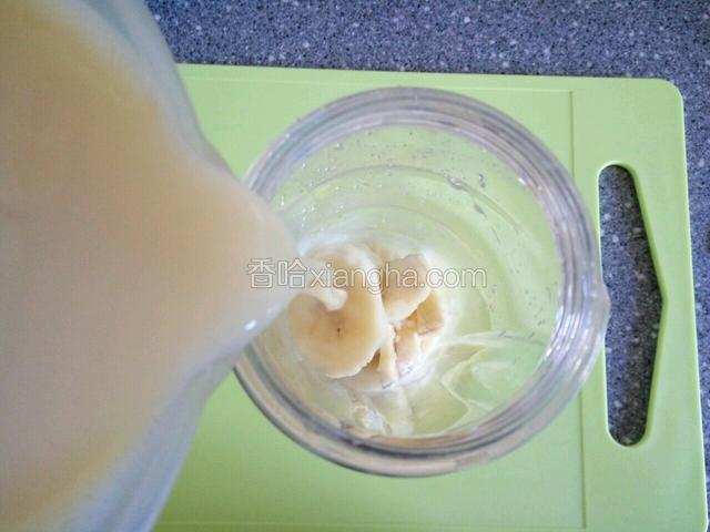 先把香蕉片放入破壁机桶，然后倒入适量温豆浆