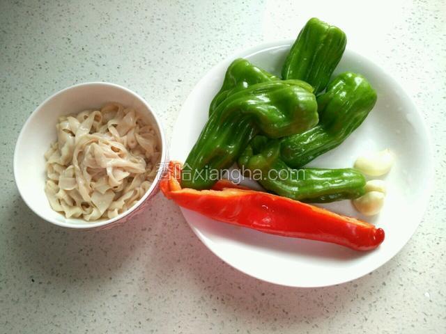 备好图中食材。鸭肠、青椒、红辣椒、蒜洗净。