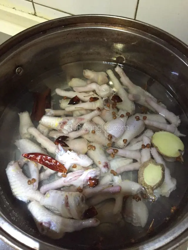 倒入鸡脚，再次锅开煮10分钟。