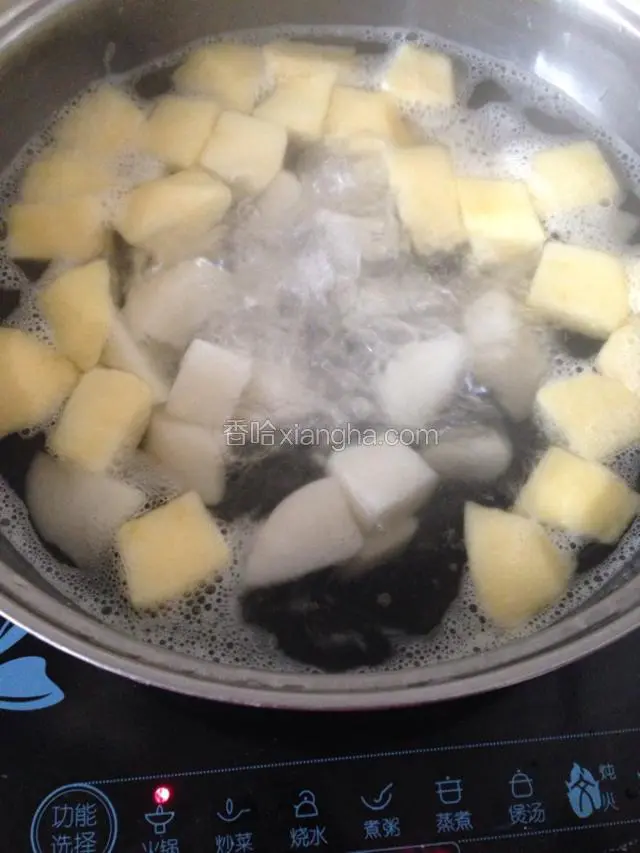 大火煮开后转小火炖10-15分钟。