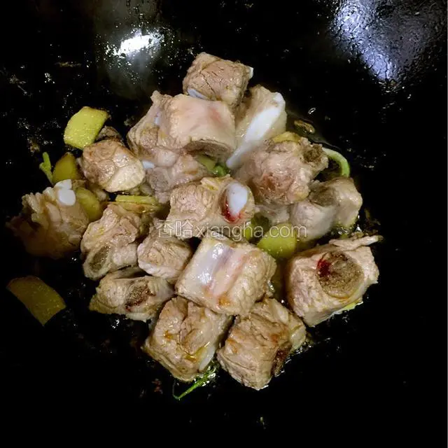排骨一起下锅翻炒至金黄色后，加入适量清水，放入八角，生抽，老抽，冰糖，少许盐，料酒，一起煮开后调小火煮20分钟，再加入白果，南瓜一起煮，直至排骨，南瓜酥软后开大火收汁。
