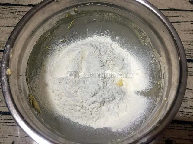 筛入刚才混合好的粉类