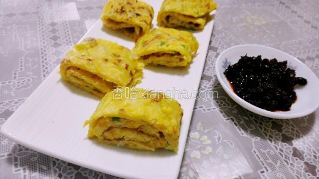 煎至两面金黄盛出卷卷切片食用，或者直接涂抹香菇辣酱食用也可！
