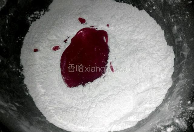 火龙果皮汁和糯米粉用温水和