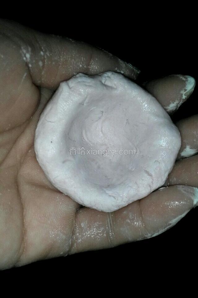 拿一粒揉圆再中间捏一下，下点红豆花生馅包下