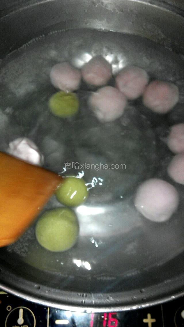 水大开再下汤圆，不停的搅着