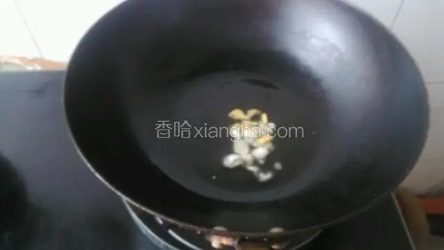 另起锅加油烧热，放葱姜碎爆香