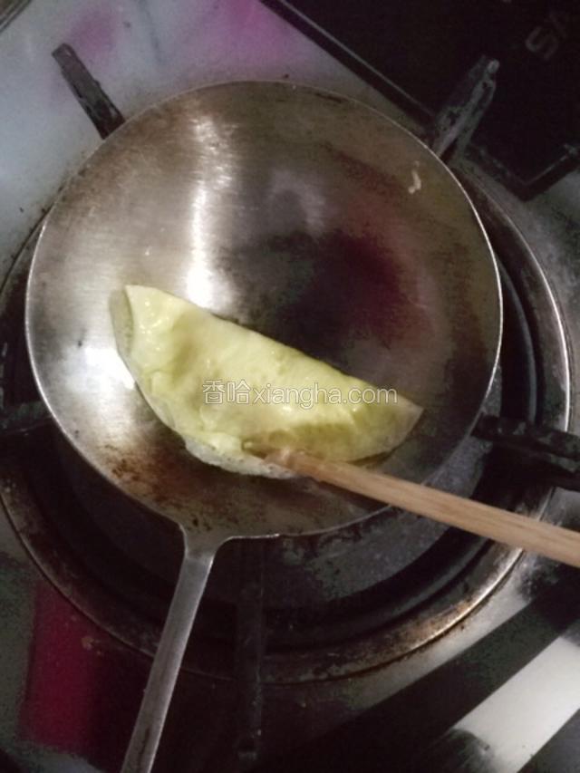 用筷子在边缘按压，包成饺子状。