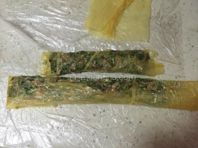 用豆腐皮卷好。在粘贴处，抹上面粉糊，让它粘合。