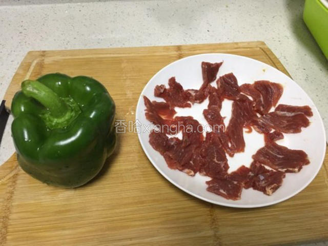 准备材料，菜椒洗净、牛肉切成薄片