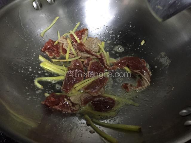 倒入牛肉
