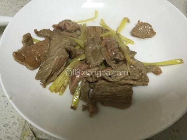 将牛肉起锅装盘备用