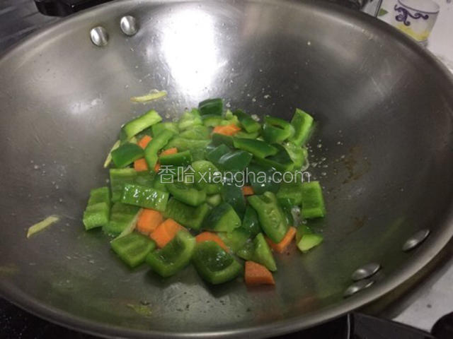 加入胡萝卜一起炒，胡萝卜起配色作用