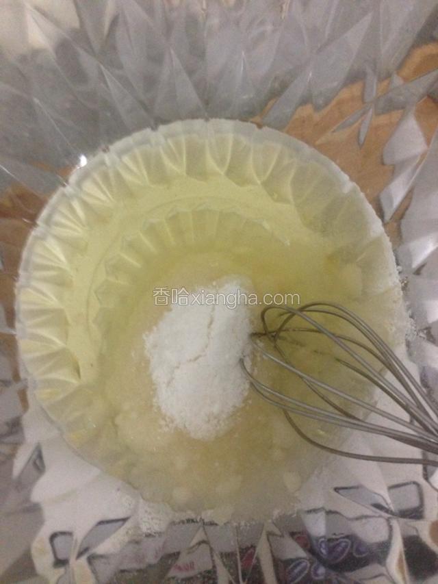 玉米油倒入碗中，加入糖粉，用手动打蛋器搅拌至融合。