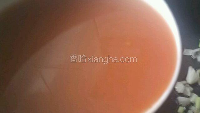 配糖醋汁一份。加入少许番茄酱和生粉调匀