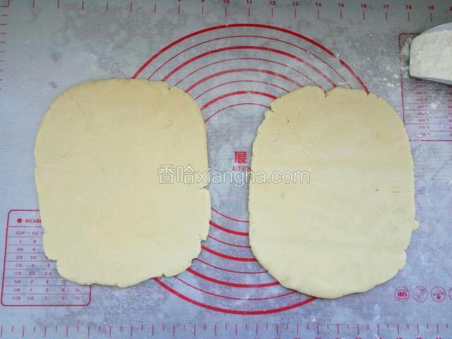 用擀面杖把两个面团擀薄，大约0·5厘米厚