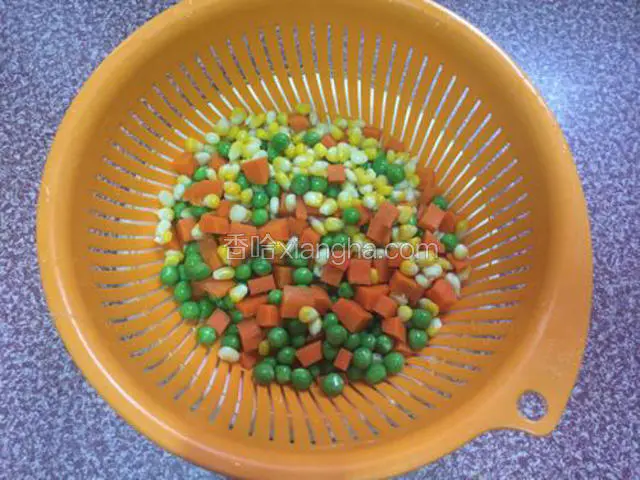 捞出过凉水沥干水分备用