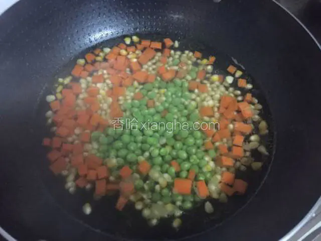 最后放入豌豆焯水半分钟，
