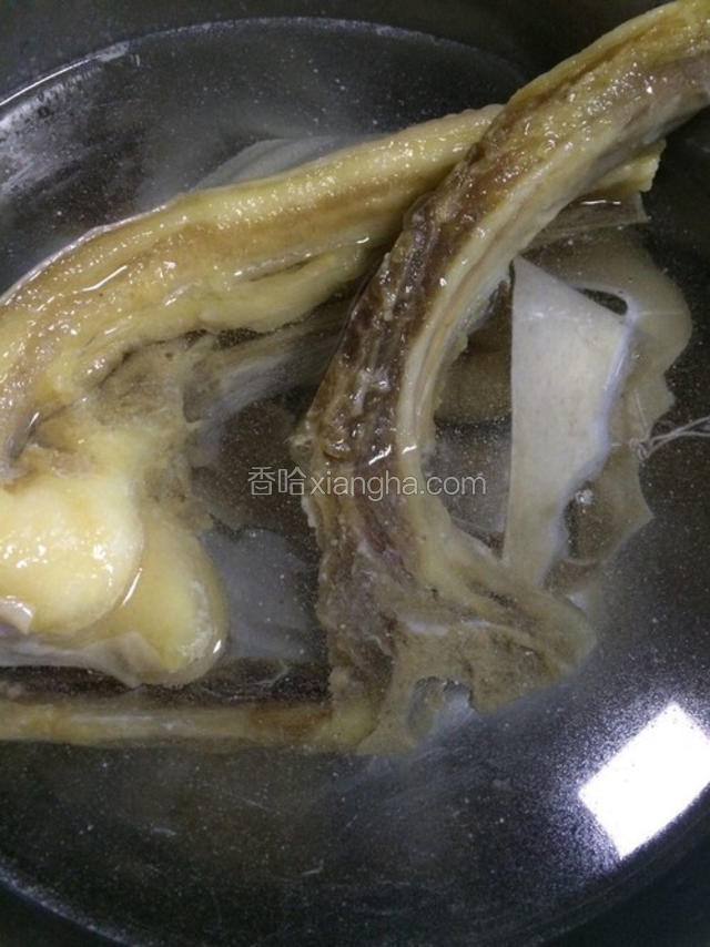 腊肉先用温水浸泡小半天，可以让干腊肉回软，如果腊肉很咸，那就要多泡些时间